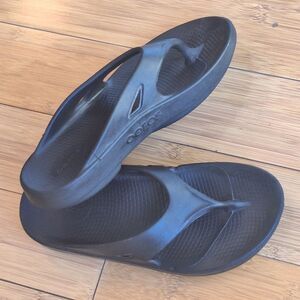 OOFOS Men's 9 Black Recovery Sandals Thongs Flip Flops Unisex (11 women)